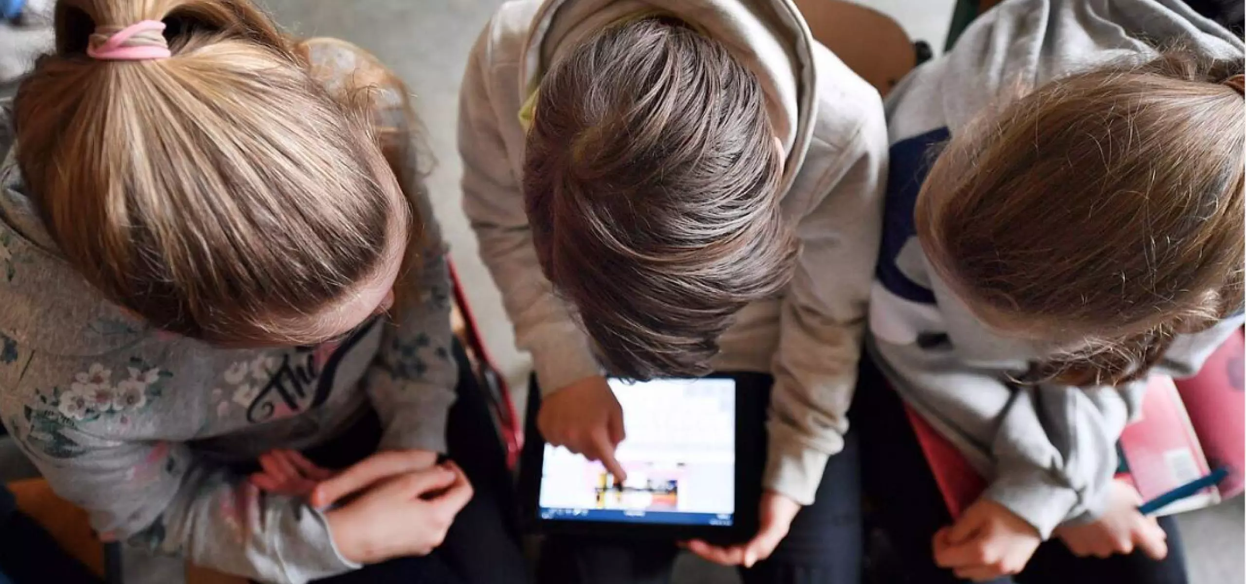 Mädchen schauen auf ein Tablet