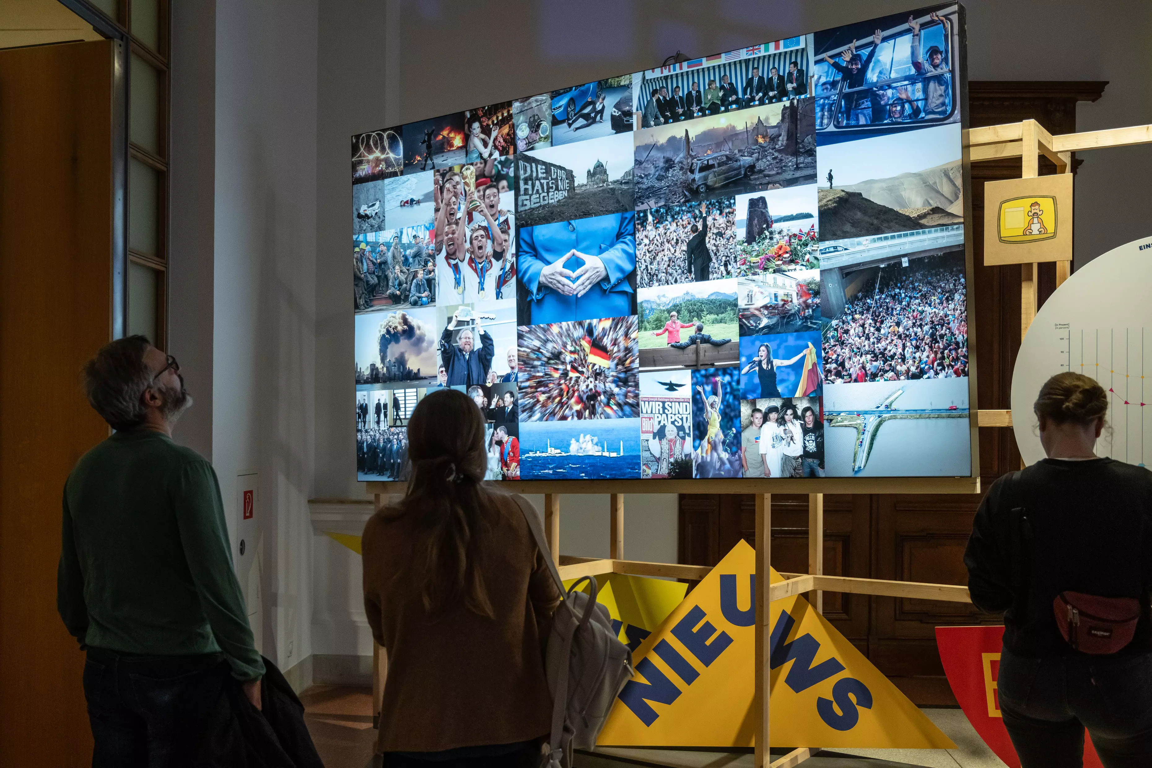 Fotowand in der Ausstellung NACHRICHTEN – NEWS im Museum für Kommunikation Berlin_dpa