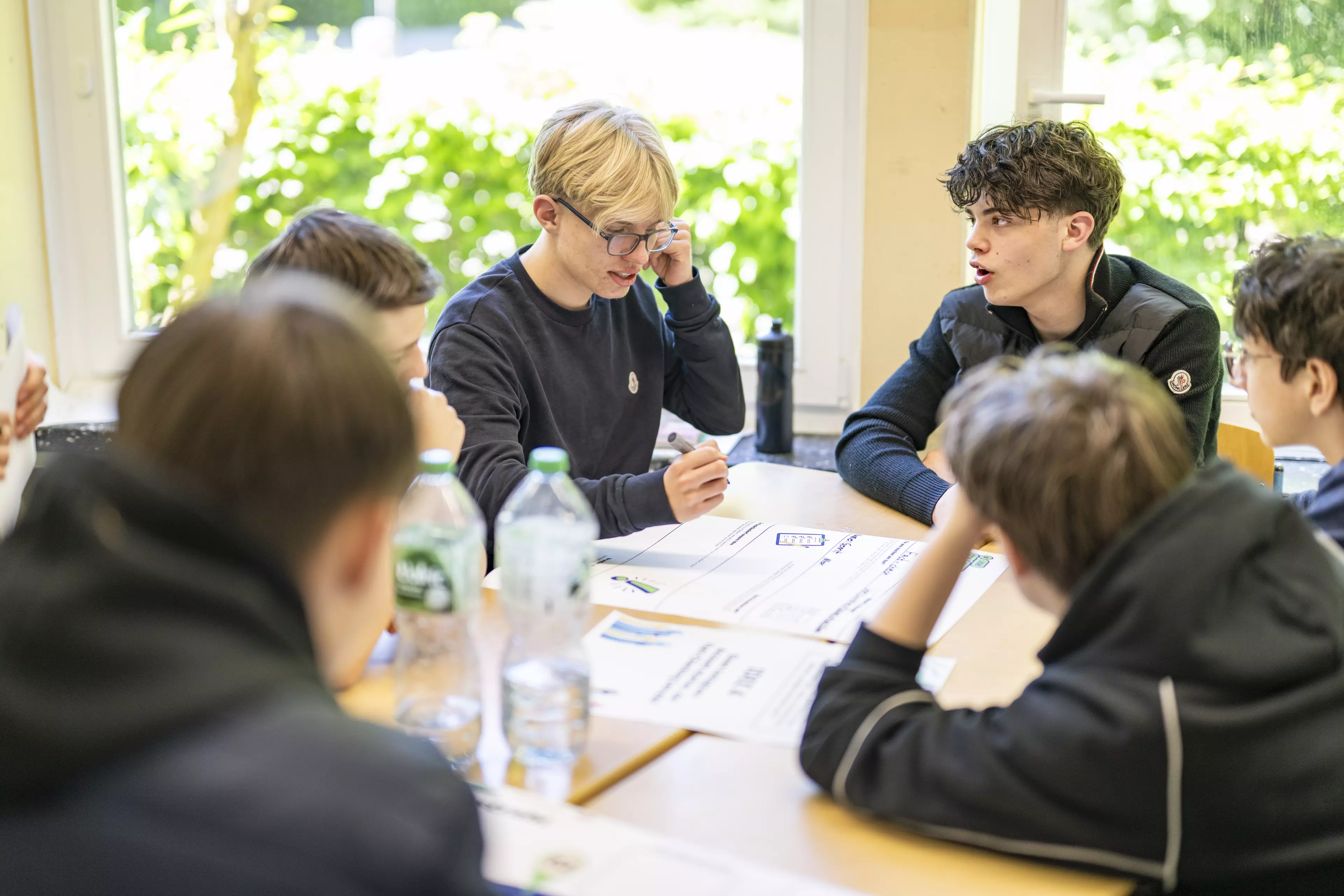 Schüler brainstormen ihre Ideen beim Schul-Ideathon an der Stadtteilschule Hamburg-Stellingen. Foto: Markus Hertrich