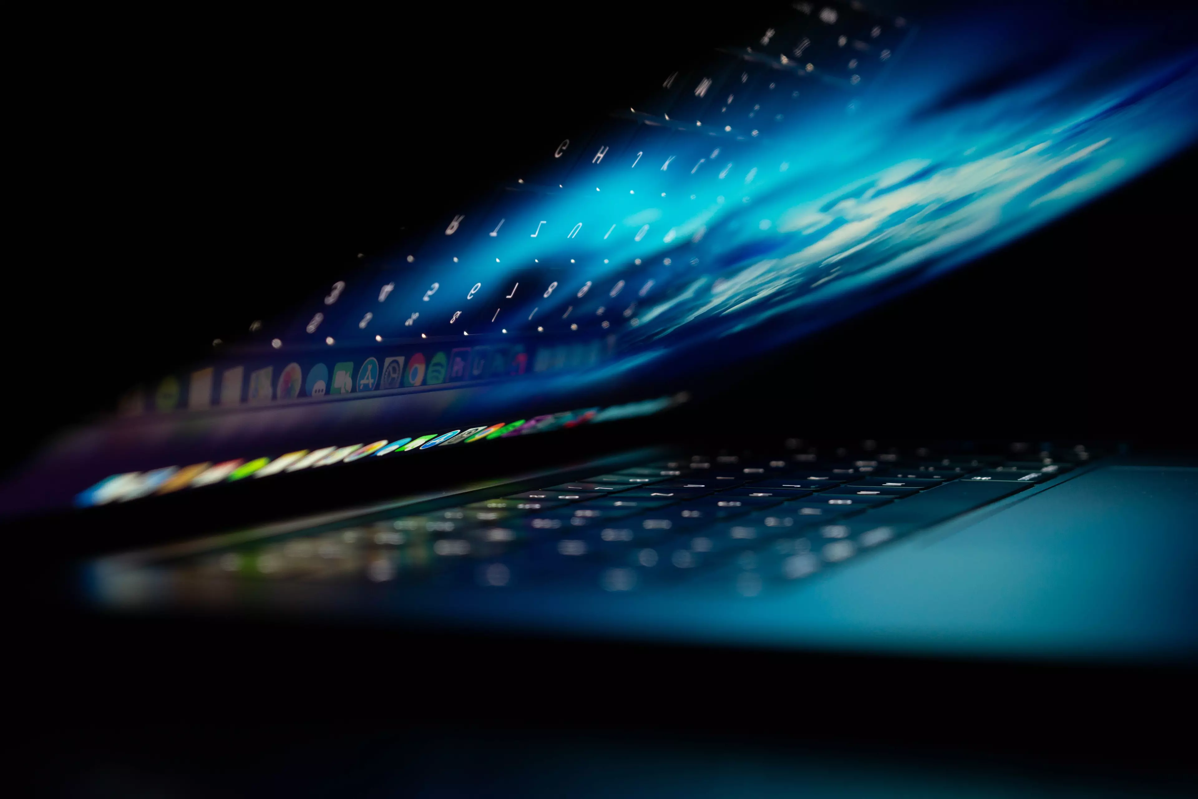 Aufgeklappter Laptop