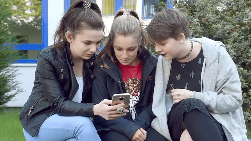 Mädchen mit Smartphone