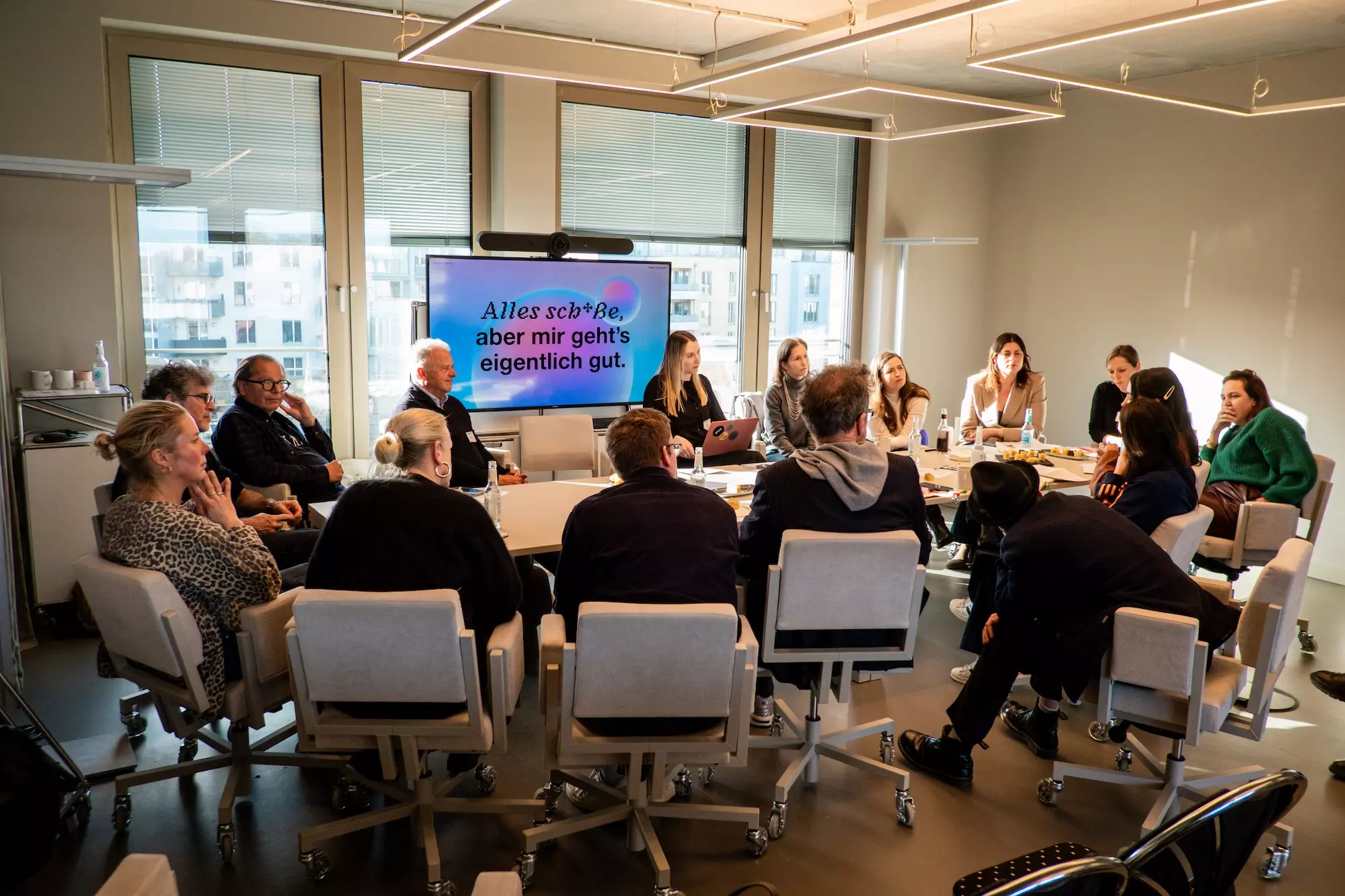 ProjektZUVERSICHT_Kreativwettbewerb_Jurysitzung beim Finale mit 16 Personen