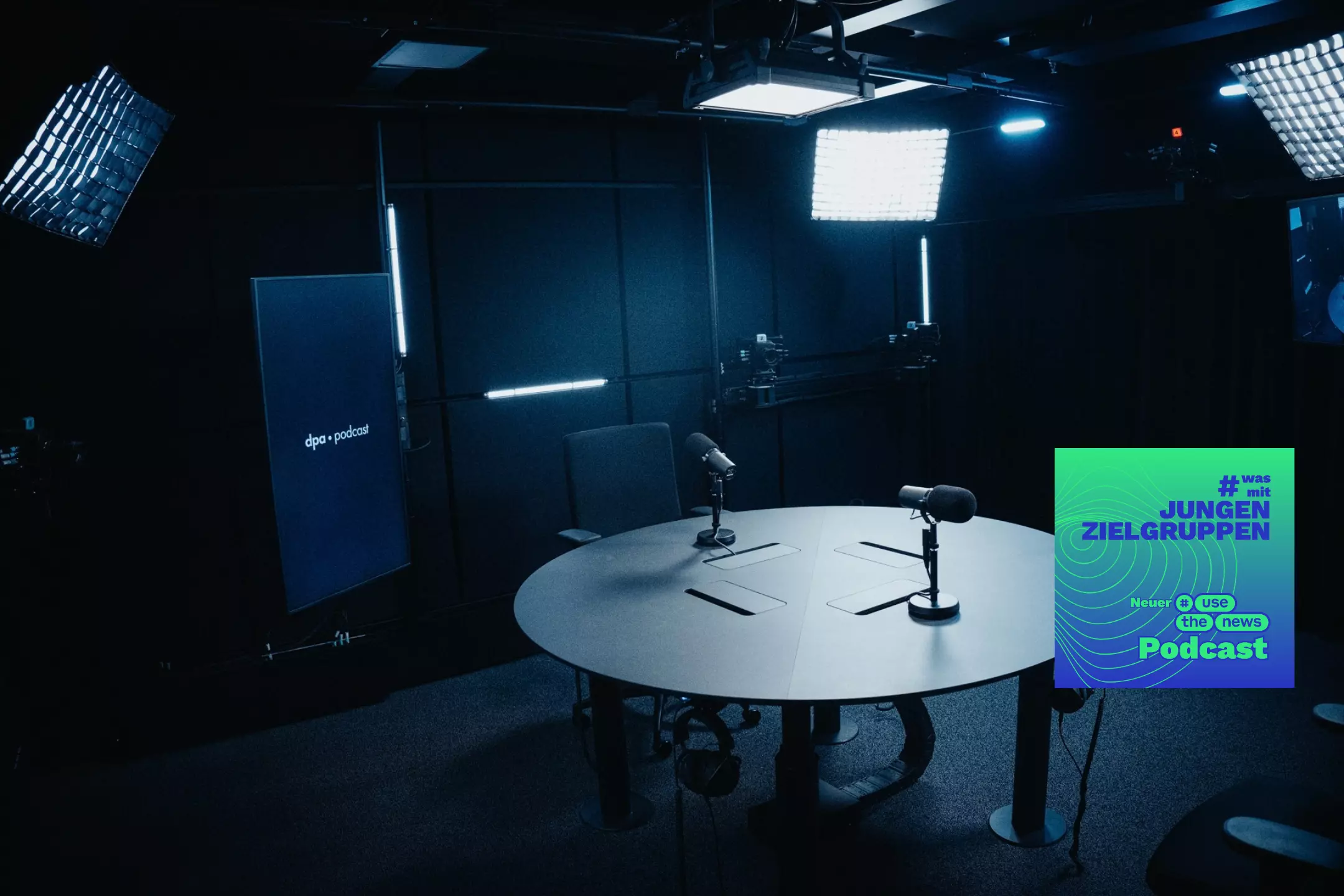 UTN Podcast: Bild aus dem dpa Podcast-Studio mit Coverbild / Foto: David Krause