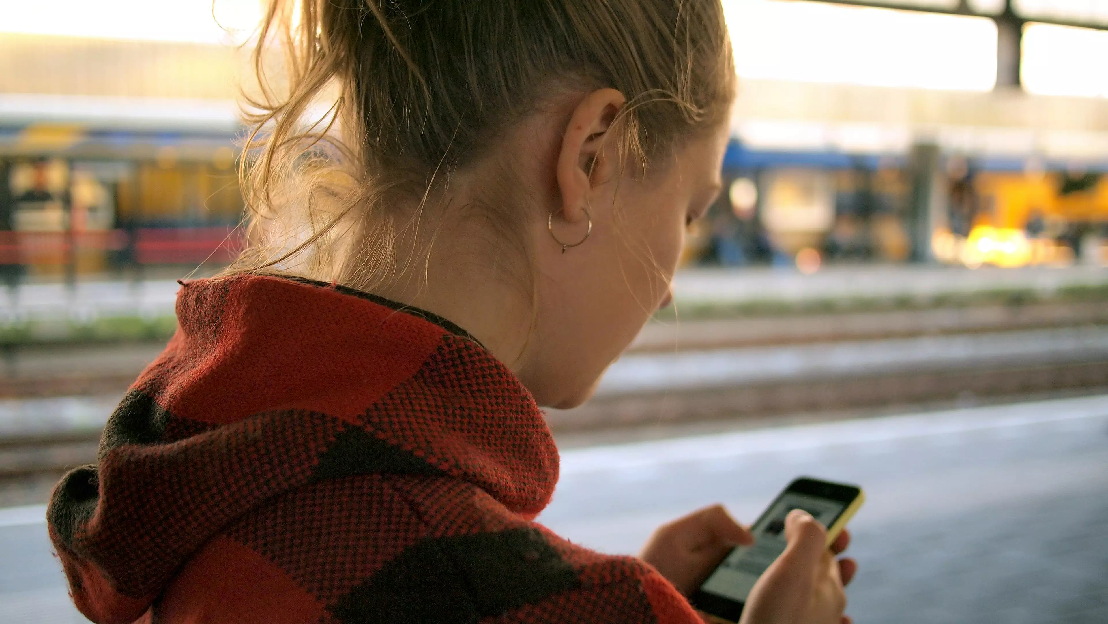 Junge Frau mit Smartphone