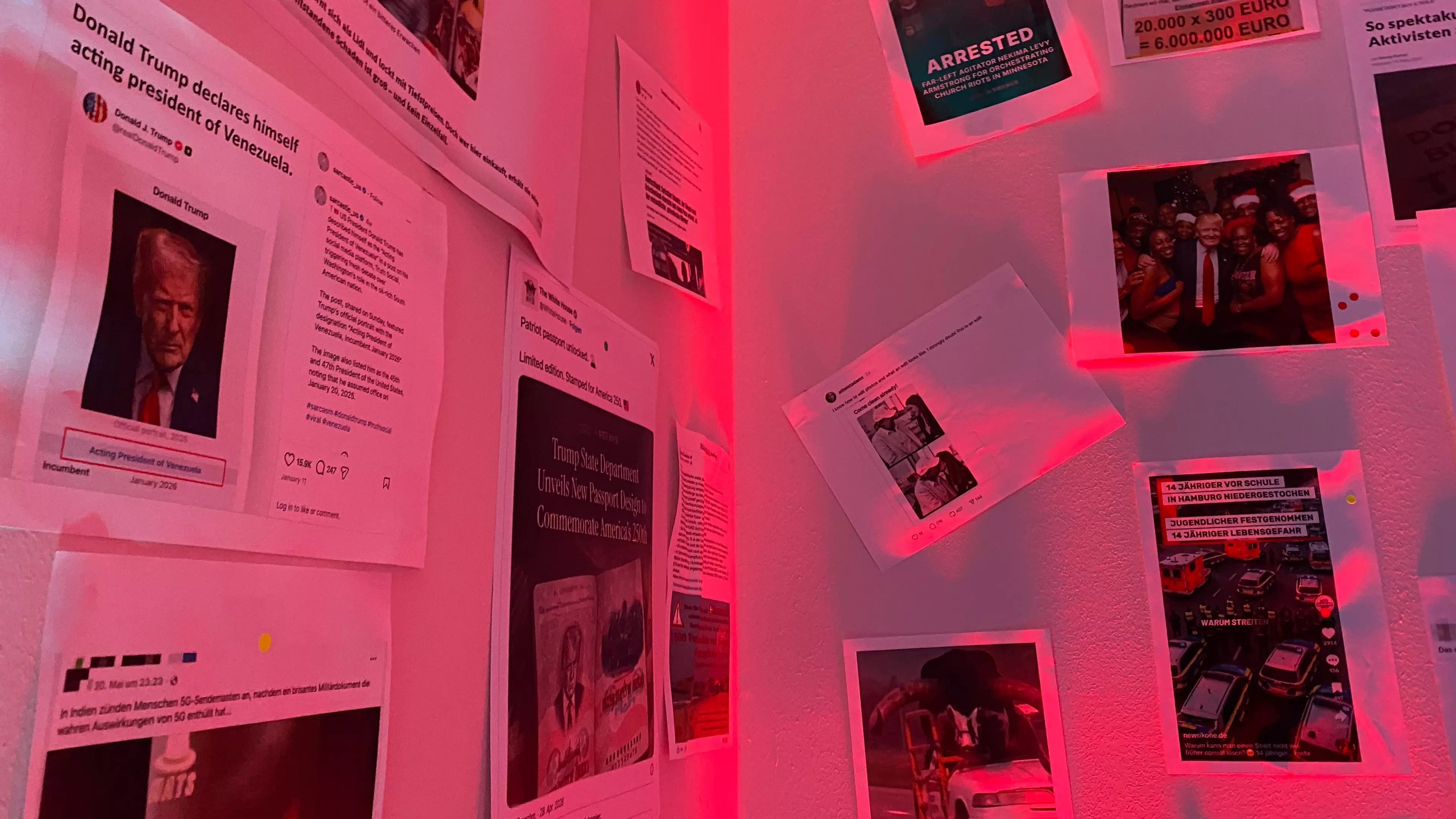 An eine Wand geheftete Screenshots von Social-Media-Posts (Fiete Stegers)