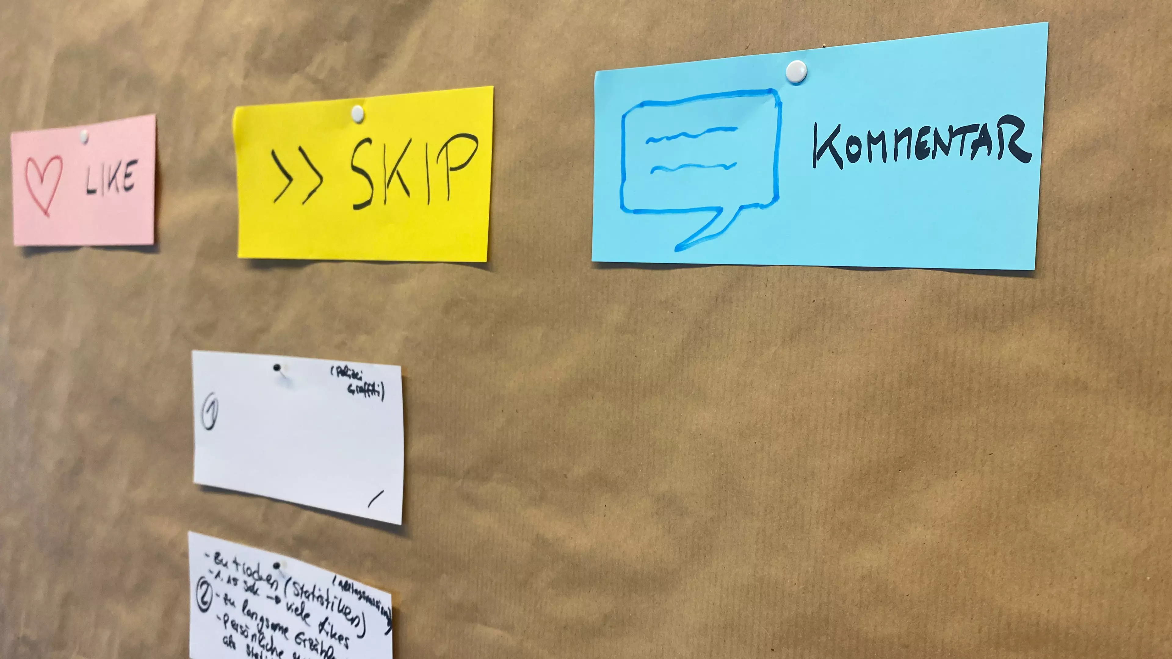 Feedback-Karten an der Pinnwand (Foto: Fiete Stegers)