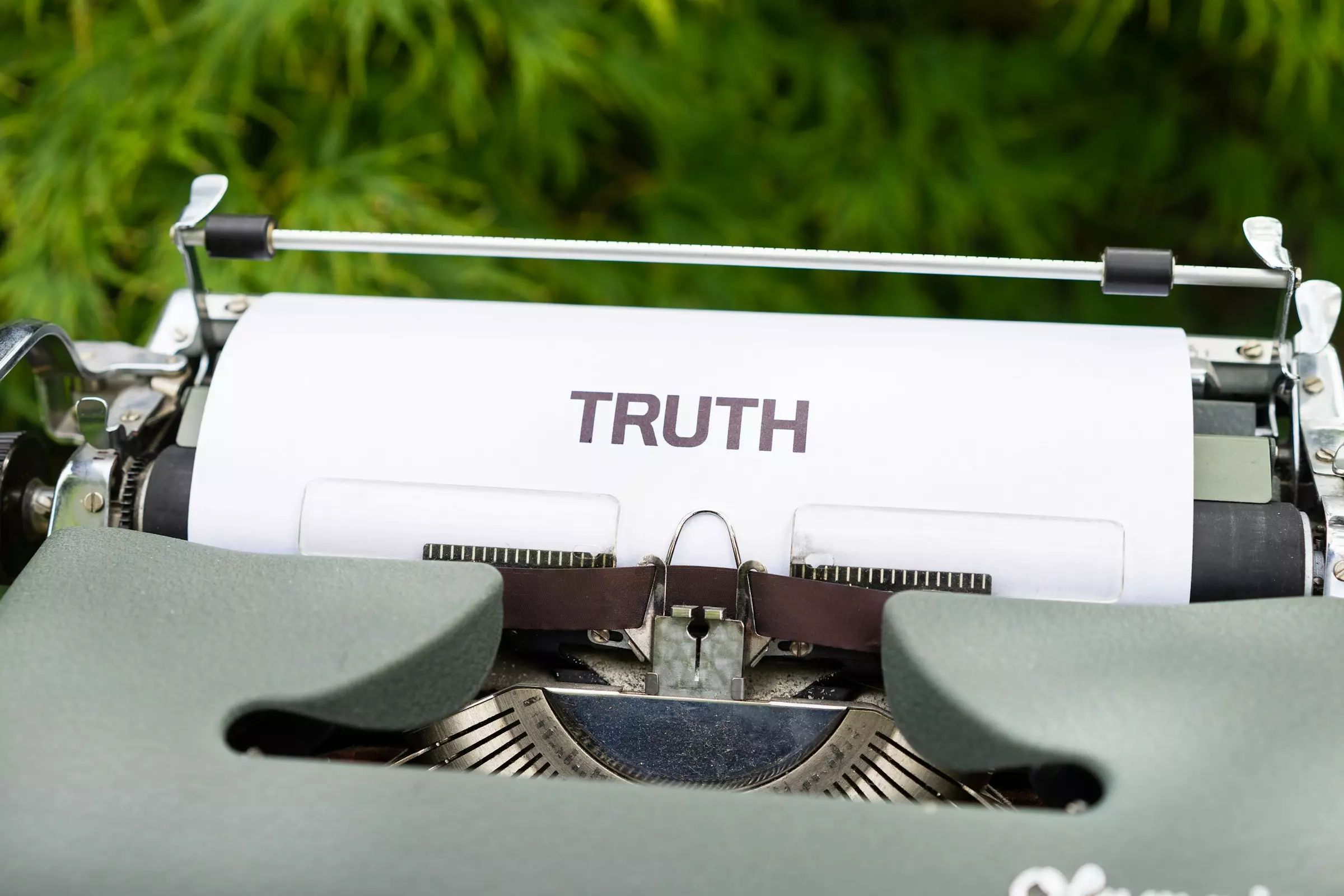 Schreibmaschine, die das Wort "Truth" geschrieben hat. Quelle: Unsplash / Markus Winkler