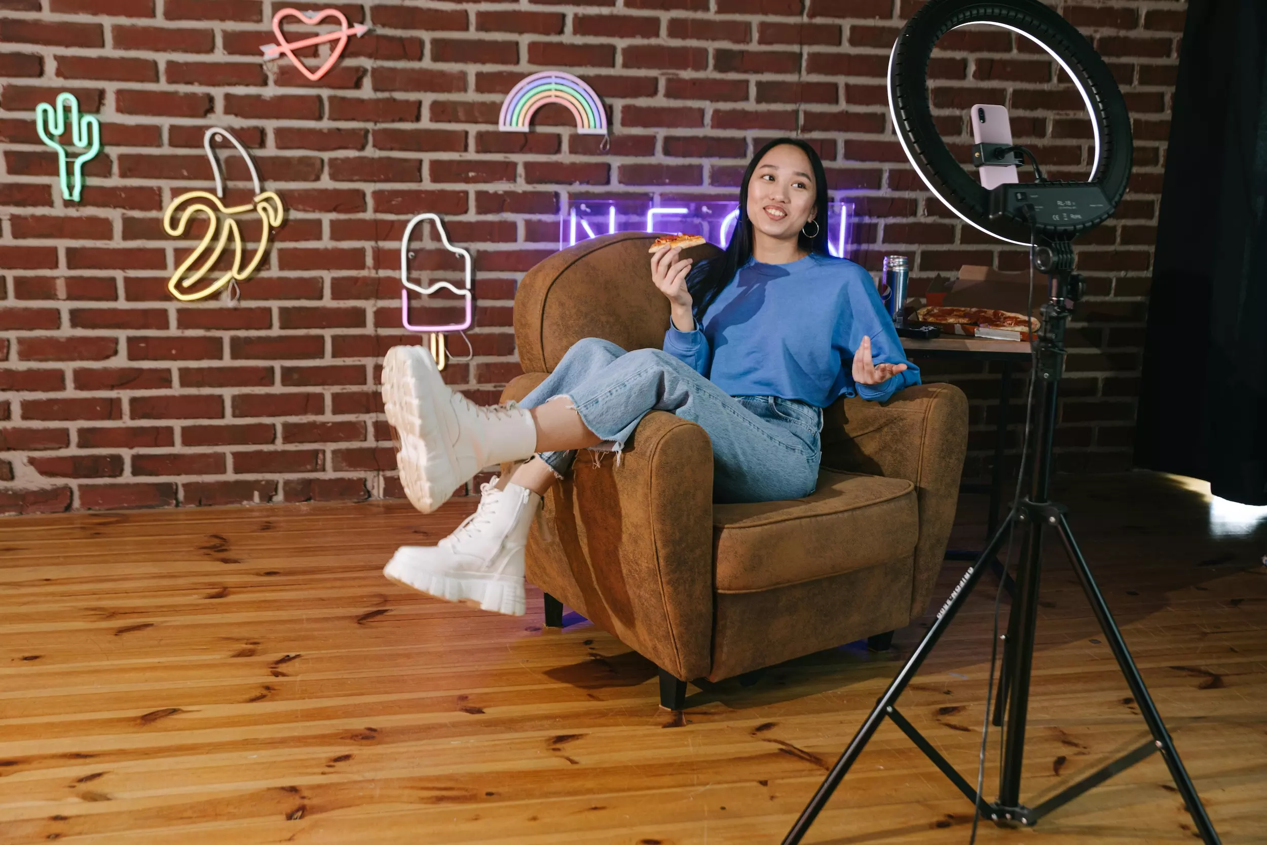 Stockbild Streaming: Junge Frau sitzt auf Couch und streamt live, Foto: Pexels / Ivan Samkov